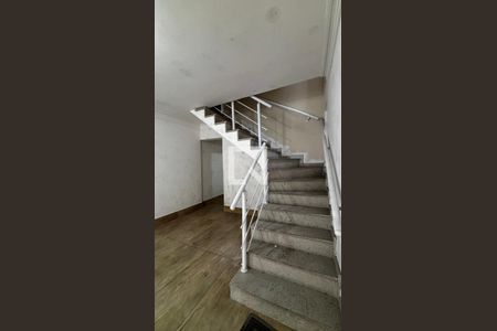 Escada de casa à venda com 4 quartos, 198m² em Jardim Monte Libano, Santo André