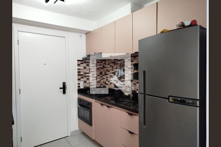 Sala e cozinha de apartamento para alugar com 2 quartos, 34m² em Guaiauna, São Paulo