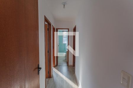 Corredor de apartamento para alugar com 3 quartos, 75m² em Santa Tereza, Belo Horizonte