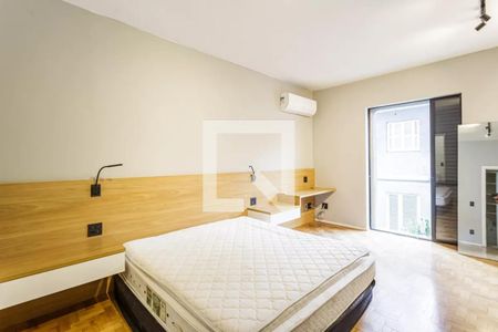 Quarto com cama de casal, parede de madeira e ar condicionado. de casa à venda com 2 quartos, 100m² em Moema, São Paulo