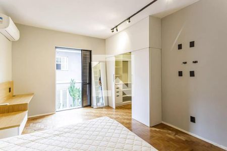 Quarto com cama, armários e porta para varanda. de casa à venda com 2 quartos, 100m² em Moema, São Paulo