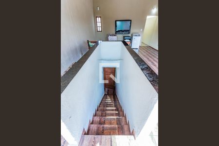 Escada de casa para alugar com 2 quartos, 120m² em Jardim Marilu, São Paulo