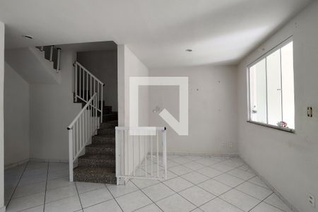 Sala de casa de condomínio para alugar com 2 quartos, 173m² em Taquara, Rio de Janeiro