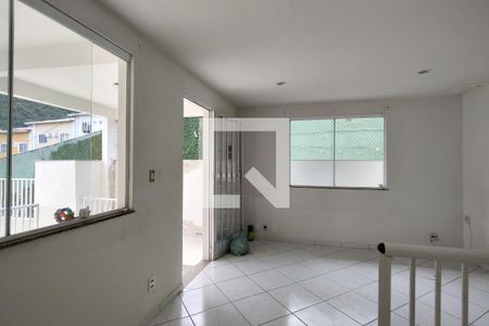 Sala de casa de condomínio para alugar com 2 quartos, 173m² em Taquara, Rio de Janeiro