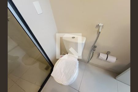 Banheiro de kitnet/studio para alugar com 1 quarto, 38m² em Praia do Pecado, Macaé