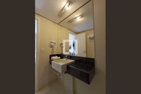 Banheiro de kitnet/studio para alugar com 1 quarto, 38m² em Praia do Pecado, Macaé