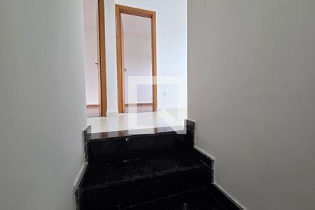 Escada de apartamento para alugar com 2 quartos, 50m² em Jardim Gloria, Praia Grande