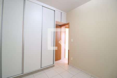 Quarto 2 de apartamento para alugar com 3 quartos, 70m² em Saraiva, Uberlândia