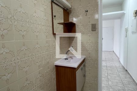 Banheiro de apartamento para alugar com 1 quarto, 50m² em Gonzaga, Santos