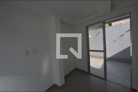 Sala de apartamento para alugar com 2 quartos, 45m² em Bento Ribeiro, Rio de Janeiro