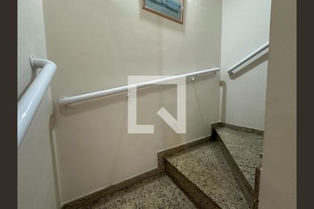 Escada de casa de condomínio para alugar com 4 quartos, 135m² em Loteamento Villa Branca, Jacareí