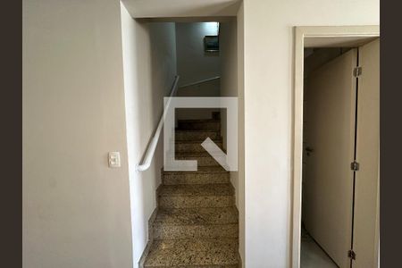 Escada de casa de condomínio para alugar com 4 quartos, 135m² em Loteamento Villa Branca, Jacareí