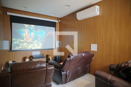 Sala de TV de casa de condomínio para alugar com 4 quartos, 370m² em Cajueiros, Maricá