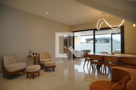 Sala de casa de condomínio para alugar com 4 quartos, 370m² em Cajueiros, Maricá