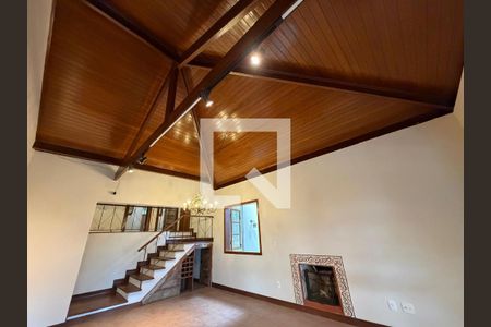 pé direito de casa de condomínio à venda com 5 quartos, 204m² em Retiro do Chalé, Brumadinho