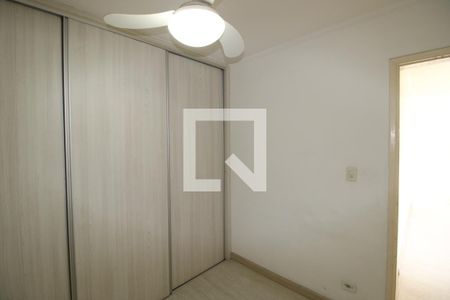 Quarto 2 de apartamento para alugar com 2 quartos, 50m² em Vila Carmosina, São Paulo