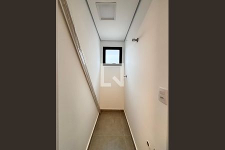 Banheiro de serviço de apartamento à venda com 3 quartos, 77m² em Vila Nova Conceição, São Paulo