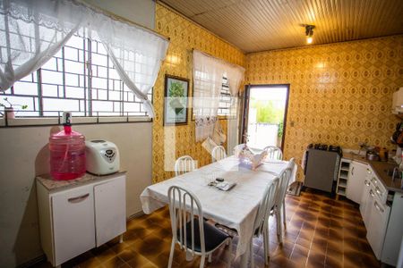 Casa à venda com 5 quartos, 250m² em Bacacheri, Curitiba