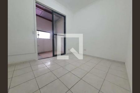 Parede branca com porta de vidro e teto de madeira, iluminada por uma janela pequena. de casa à venda com 2 quartos, 66m² em Jardim Paulista, Barueri