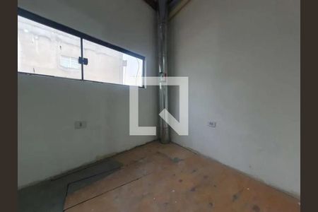 Parede branca com janela e tubulação metálica no canto. de casa à venda com 2 quartos, 66m² em Jardim Paulista, Barueri