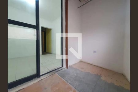 Parede branca com porta de vidro e teto branco, com um espaço vazio e um chão de concreto. de casa à venda com 2 quartos, 66m² em Jardim Paulista, Barueri