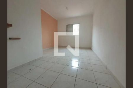 Sala com paredes brancas e teto branco, com um pequeno janela e piso de porcelanato. de casa à venda com 2 quartos, 66m² em Jardim Paulista, Barueri