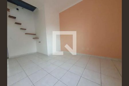 Sala com paredes brancas e azul, piso de porcelanato e prateleiras de madeira. de casa à venda com 2 quartos, 66m² em Jardim Paulista, Barueri