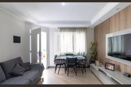 Sala de estar com sofá, mesa e cadeiras, TV e porta para a varanda. de casa à venda com 3 quartos, 180m² em Vila Lais, São Paulo