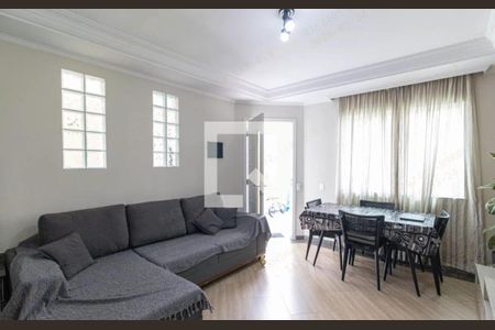 Sala de estar com sofá e mesa de jantar, iluminada por luz natural e com vista para a rua. de casa à venda com 3 quartos, 180m² em Vila Lais, São Paulo