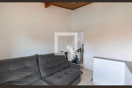 Sala de estar com sofá e bicicleta de estacionamento. de casa à venda com 3 quartos, 180m² em Vila Lais, São Paulo