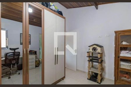 Cabinete de armários com espelho e porta de vidro, com uma escrivaninha e cadeira de escritório no fundo. de casa à venda com 3 quartos, 180m² em Vila Lais, São Paulo