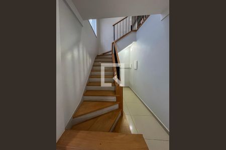 Escada de casa para alugar com 4 quartos, 450m² em Jardim da Saúde, São Paulo