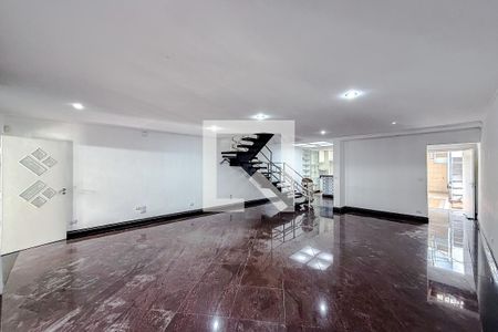 Sala de casa de condomínio para alugar com 3 quartos, 400m² em Cambuci, São Paulo