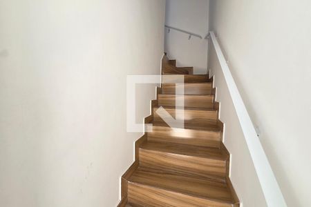 Escada de casa de condomínio para alugar com 2 quartos, 65m² em Princesa, Praia Grande