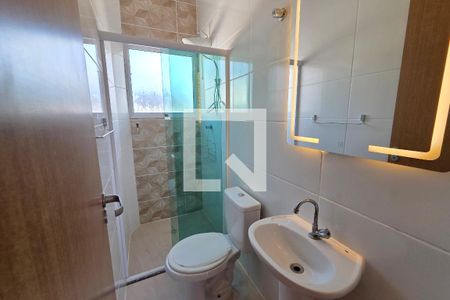 Banheiro de casa de condomínio para alugar com 2 quartos, 65m² em Princesa, Praia Grande