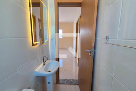 Banheiro de casa de condomínio para alugar com 2 quartos, 65m² em Princesa, Praia Grande