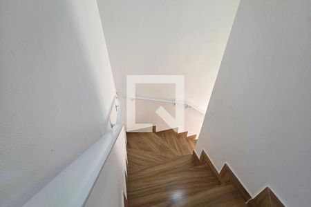 Escada de casa de condomínio para alugar com 2 quartos, 65m² em Princesa, Praia Grande