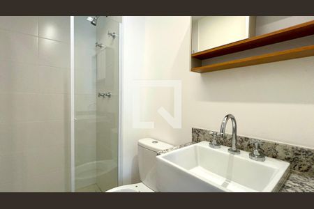 Banheiro de kitnet/studio para alugar com 1 quarto, 26m² em Pinheiros, São Paulo