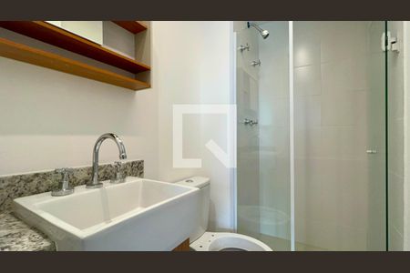 Banheiro de kitnet/studio para alugar com 1 quarto, 26m² em Pinheiros, São Paulo