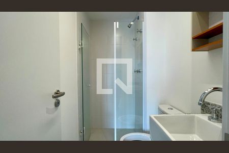 Banheiro de kitnet/studio para alugar com 1 quarto, 26m² em Pinheiros, São Paulo