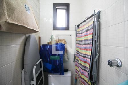 Banheiro de serviço de apartamento à venda com 3 quartos, 100m² em Indianópolis, São Paulo