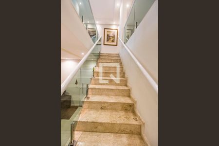 Escada de casa para alugar com 3 quartos, 160m² em Jardim Tupa, Barueri