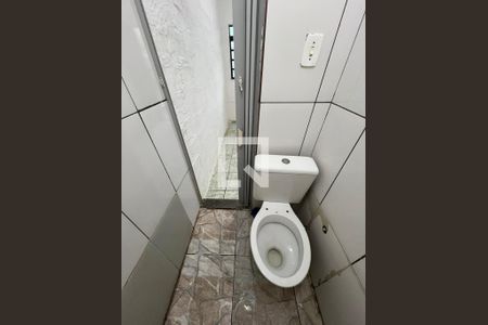 banheiro de kitnet/studio para alugar com 1 quarto, 11m² em Santo Andre, Belo Horizonte