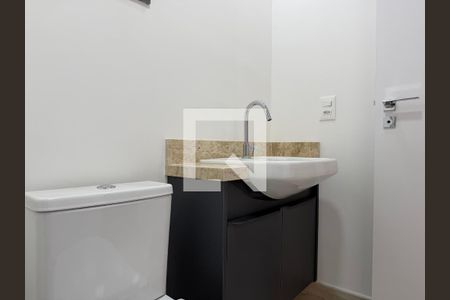 Banheiro de kitnet/studio para alugar com 1 quarto, 33m² em Campo Belo, São Paulo