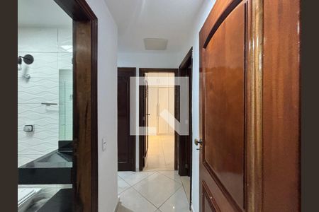 Sala - corredor de acesso aos cômodos de apartamento para alugar com 3 quartos, 150m² em Copacabana, Rio de Janeiro