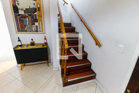 Escada acesso quartos de casa à venda com 3 quartos, 100m² em Campo Limpo, São Paulo