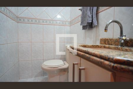 Banheiro 1 social da sala  de casa à venda com 3 quartos, 227m² em Jardim Itu, Porto Alegre