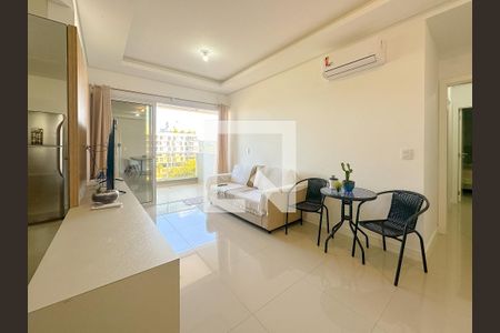 Sala de TV de apartamento para alugar com 2 quartos, 90m² em Jurerê Internacional, Florianópolis