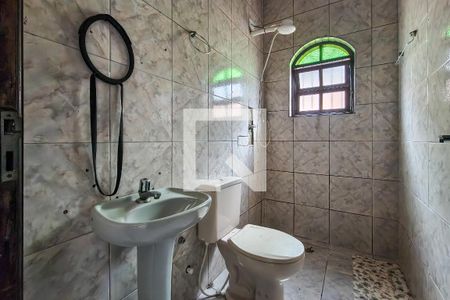 Banheiro da Suíte de casa para alugar com 2 quartos, 80m² em Maracanã, Praia Grande