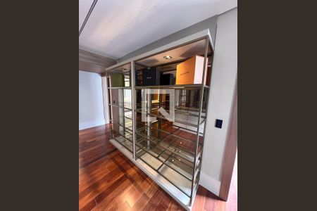 Suíte de casa de condomínio à venda com 5 quartos, 510m² em Alphaville Residencial Um, Barueri